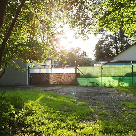 Geraumiger Wohnwagen Unter Baumen Neben Mur-Stausee Feldkirchen bei Graz Exteriör bild