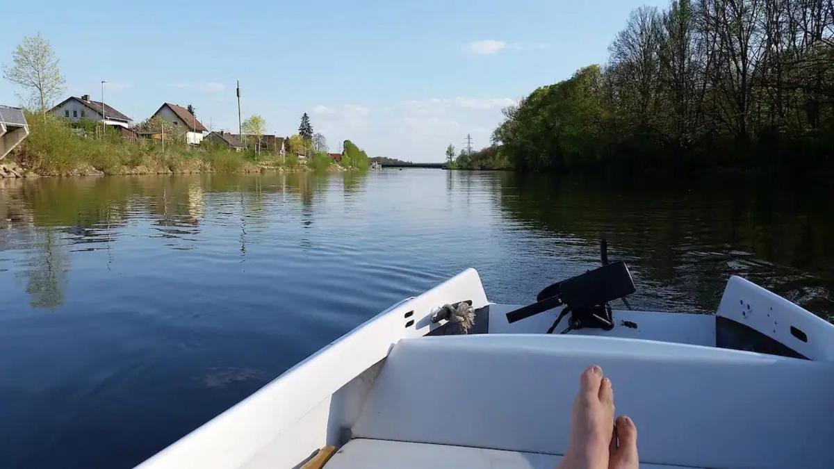 Geraumiger Wohnwagen Unter Baumen Neben Mur-Stausee Feldkirchen bei Graz Exteriör bild